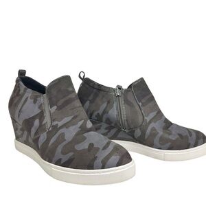 Susina Camo Print Wedge Sneakers Size 7.5